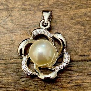 5/$25 Pearl and diamond pendant in silver - not authentic